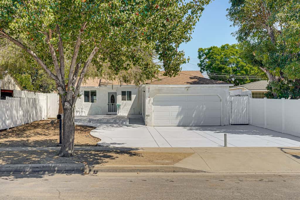 Between LA & Orange County: Quiet Getaway w/ Patio