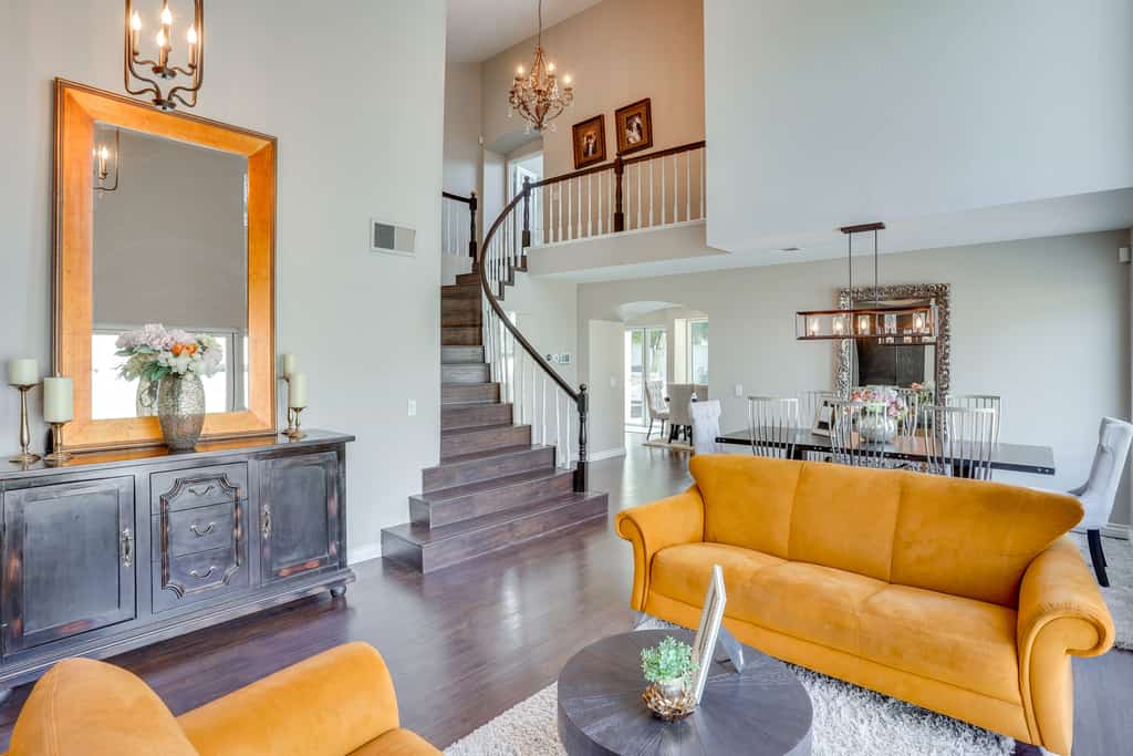 12 Mi to Disneyland! Sleek Suburban Home