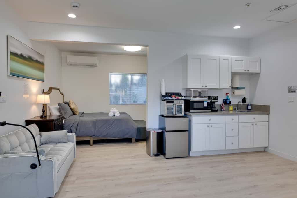 4 Mi to Old Pasadena: Walkable Studio