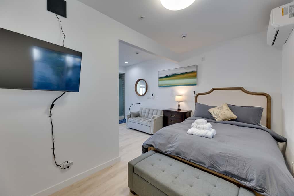 4 Mi to Old Pasadena: Walkable Studio