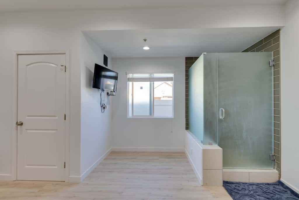 4 Mi to Old Pasadena: Walkable Studio