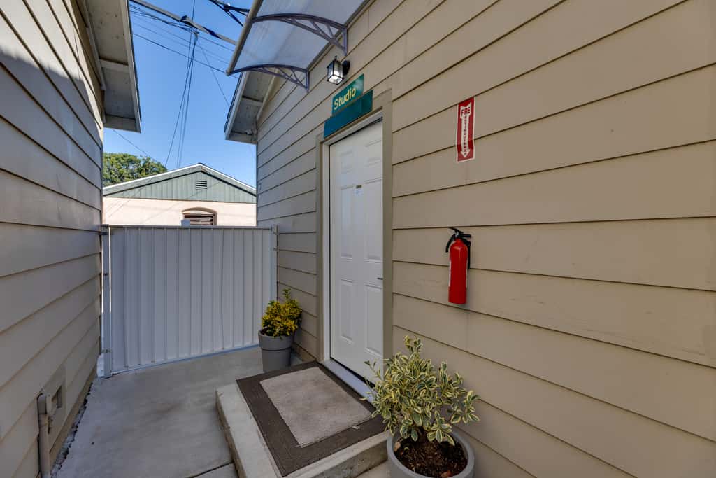 4 Mi to Old Pasadena: Walkable Studio