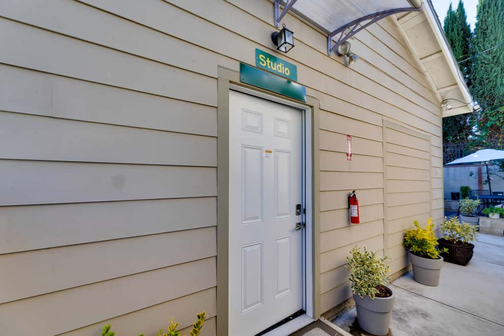 4 Mi to Old Pasadena: Walkable Studio
