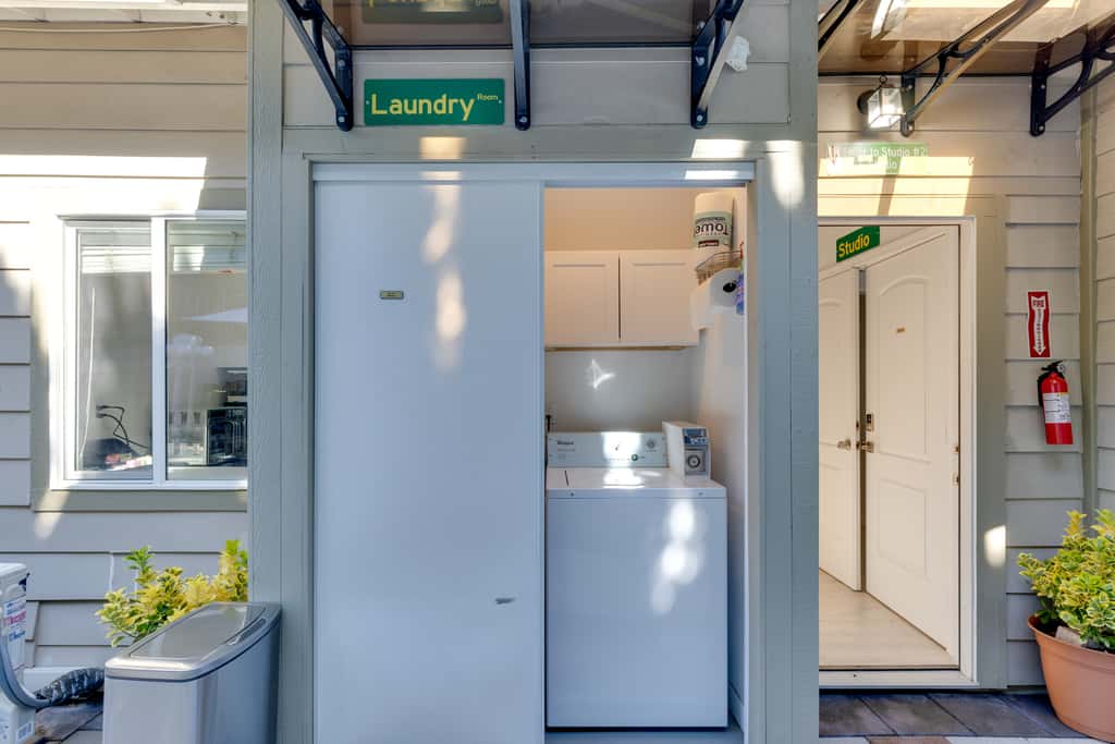 4 Mi to Old Pasadena: Walkable Studio