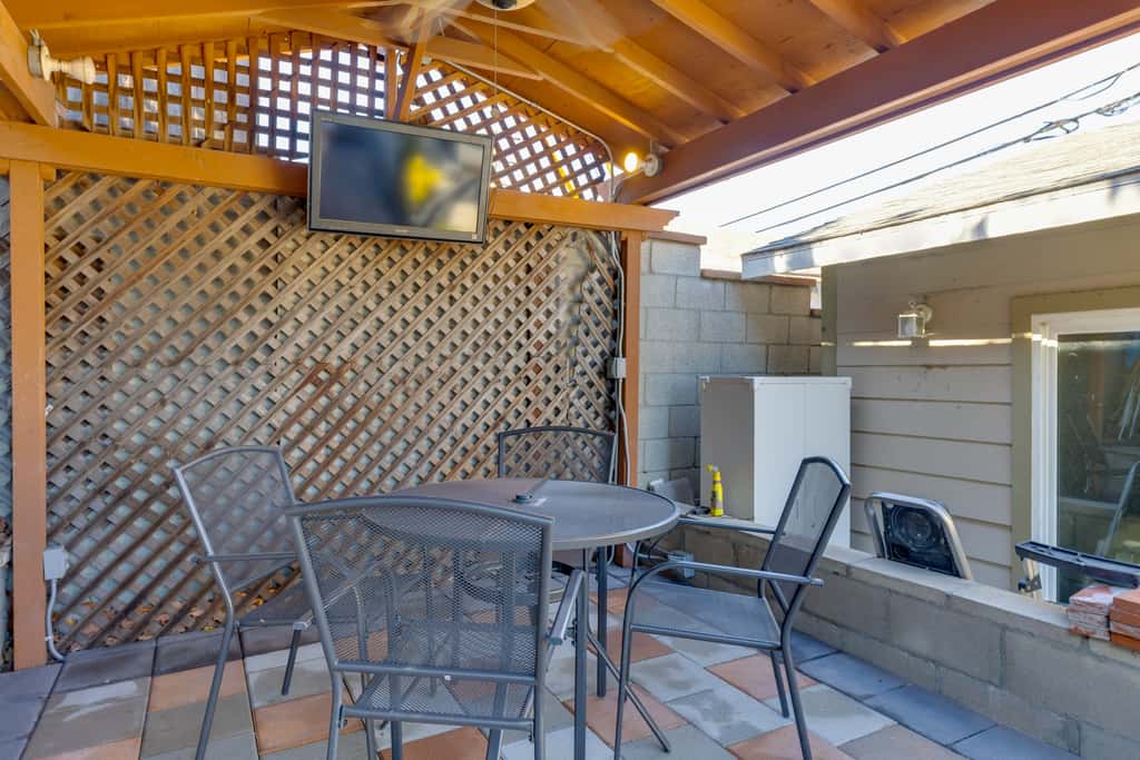 4 Mi to Old Pasadena: Walkable Studio