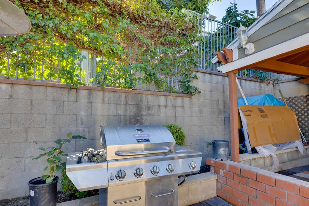 4 Mi to Old Pasadena: Walkable Studio