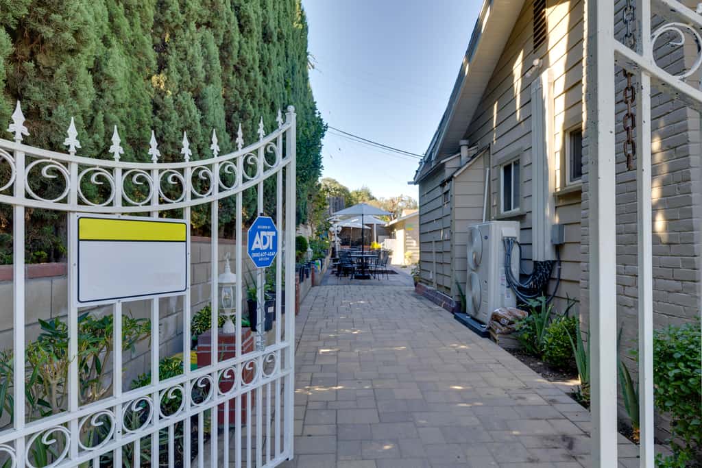 4 Mi to Old Pasadena: Walkable Studio