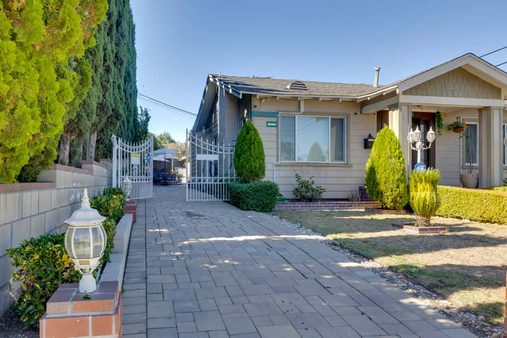 4 Mi to Old Pasadena: Walkable Studio
