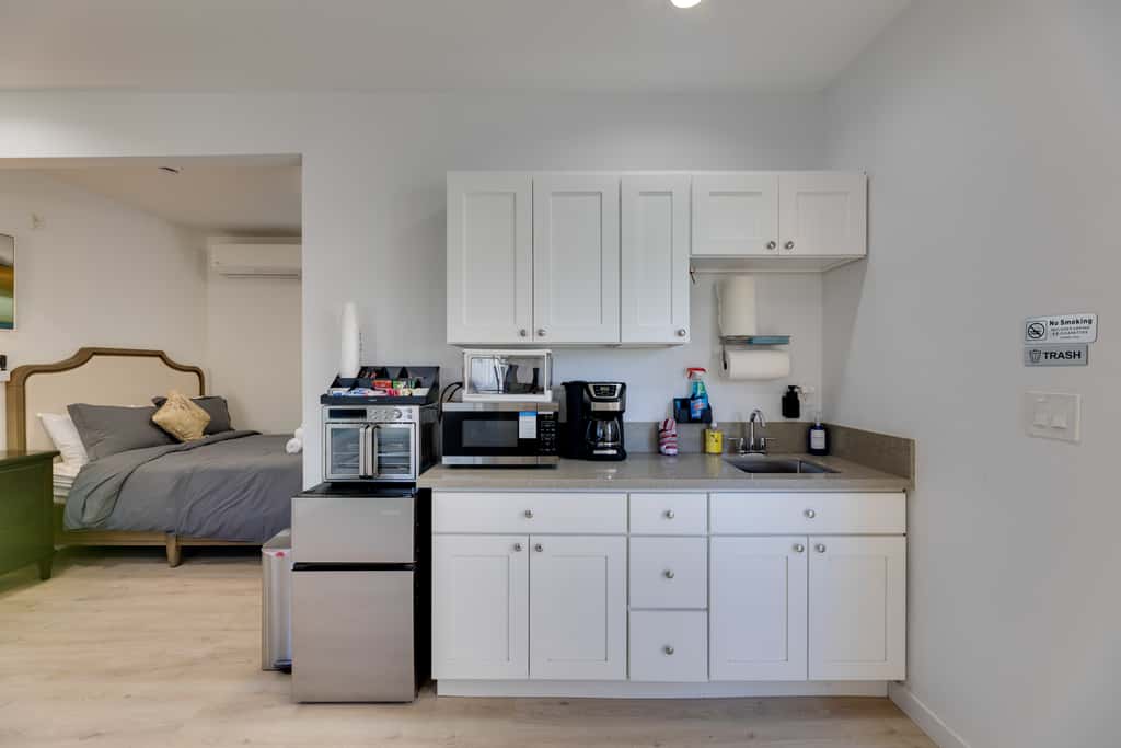 4 Mi to Old Pasadena: Walkable Studio