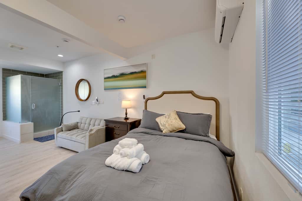 4 Mi to Old Pasadena: Walkable Studio