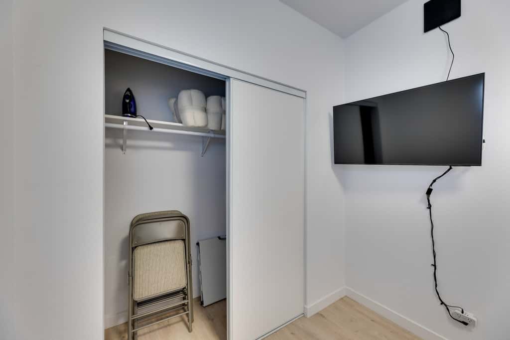 4 Mi to Old Pasadena: Walkable Studio