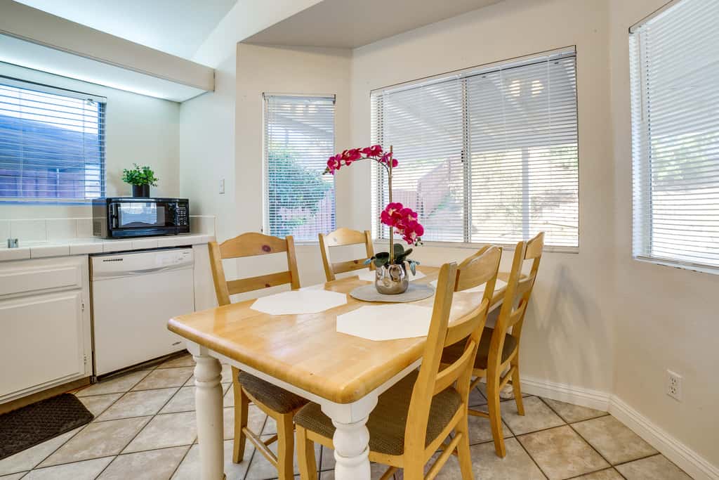 Home 8 Mi to Dtwn Riverside: Families Welcome!