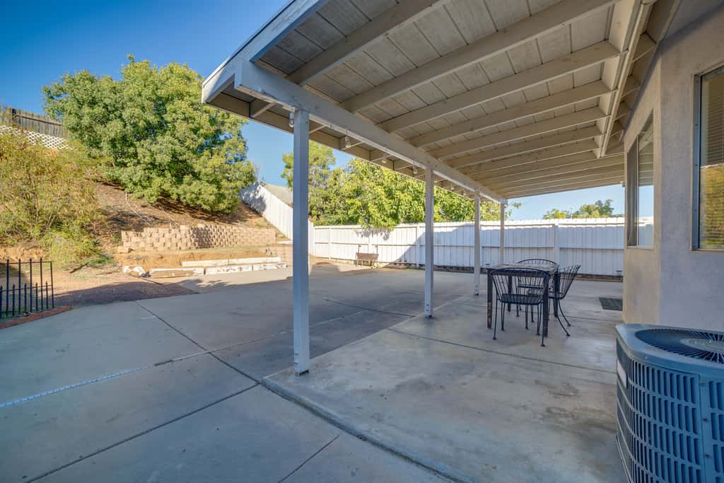 Home 8 Mi to Dtwn Riverside: Families Welcome!