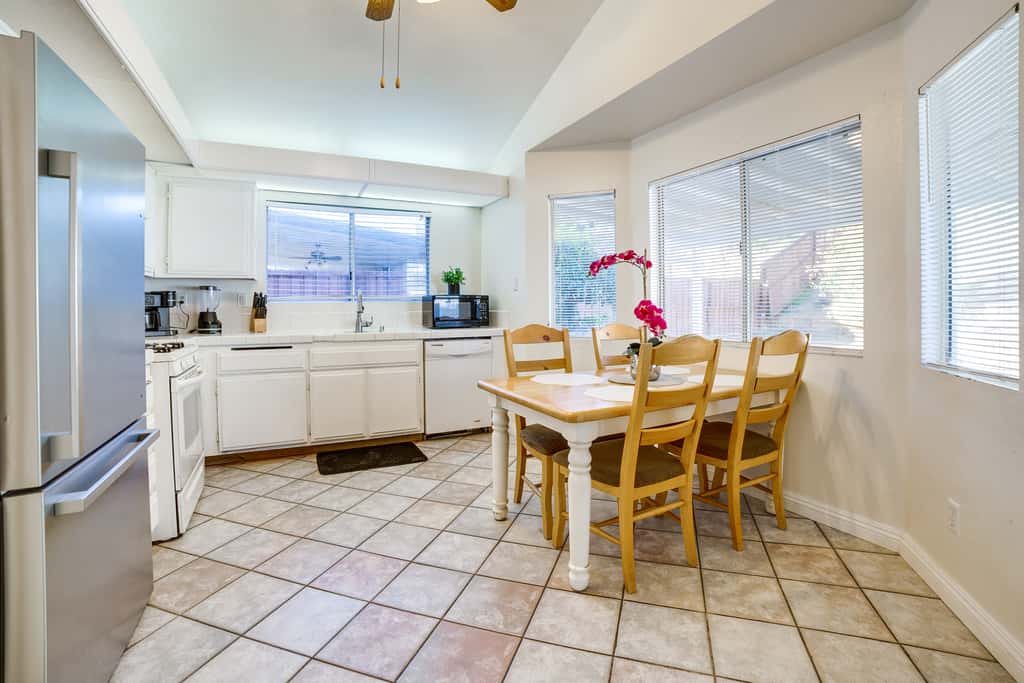 Home 8 Mi to Dtwn Riverside: Families Welcome!