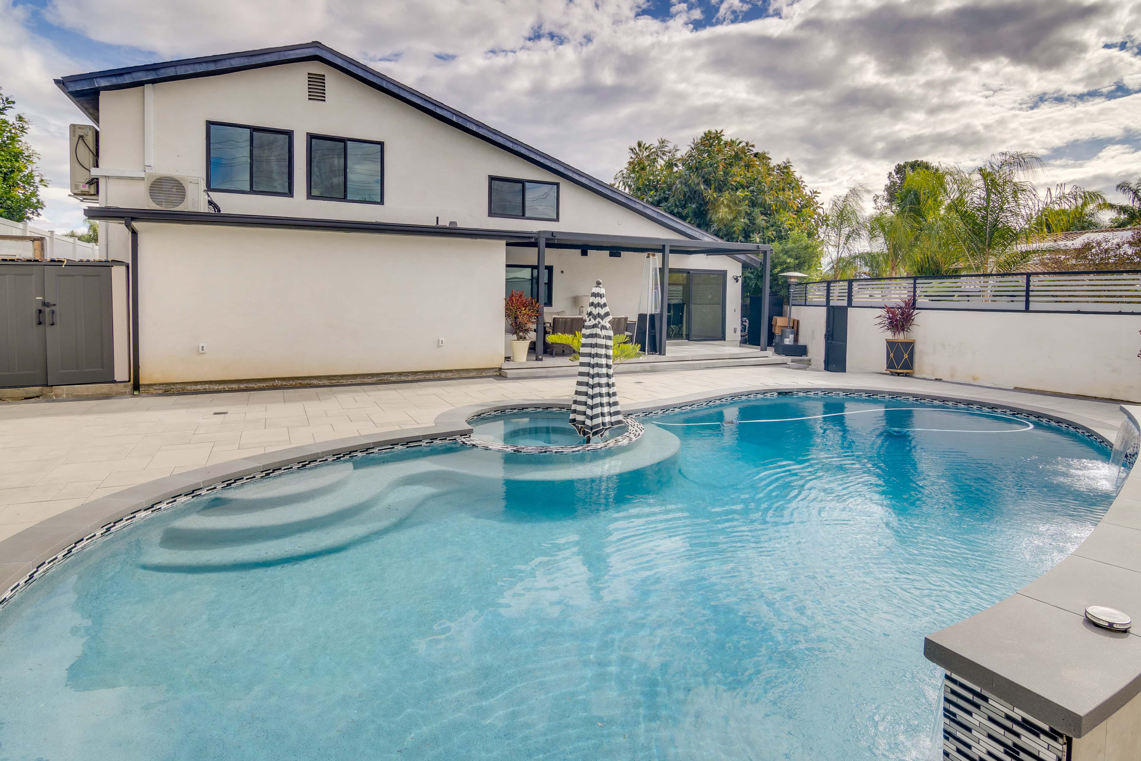 1 Mi to CSUN: Quiet Apartment w/ Pool Access