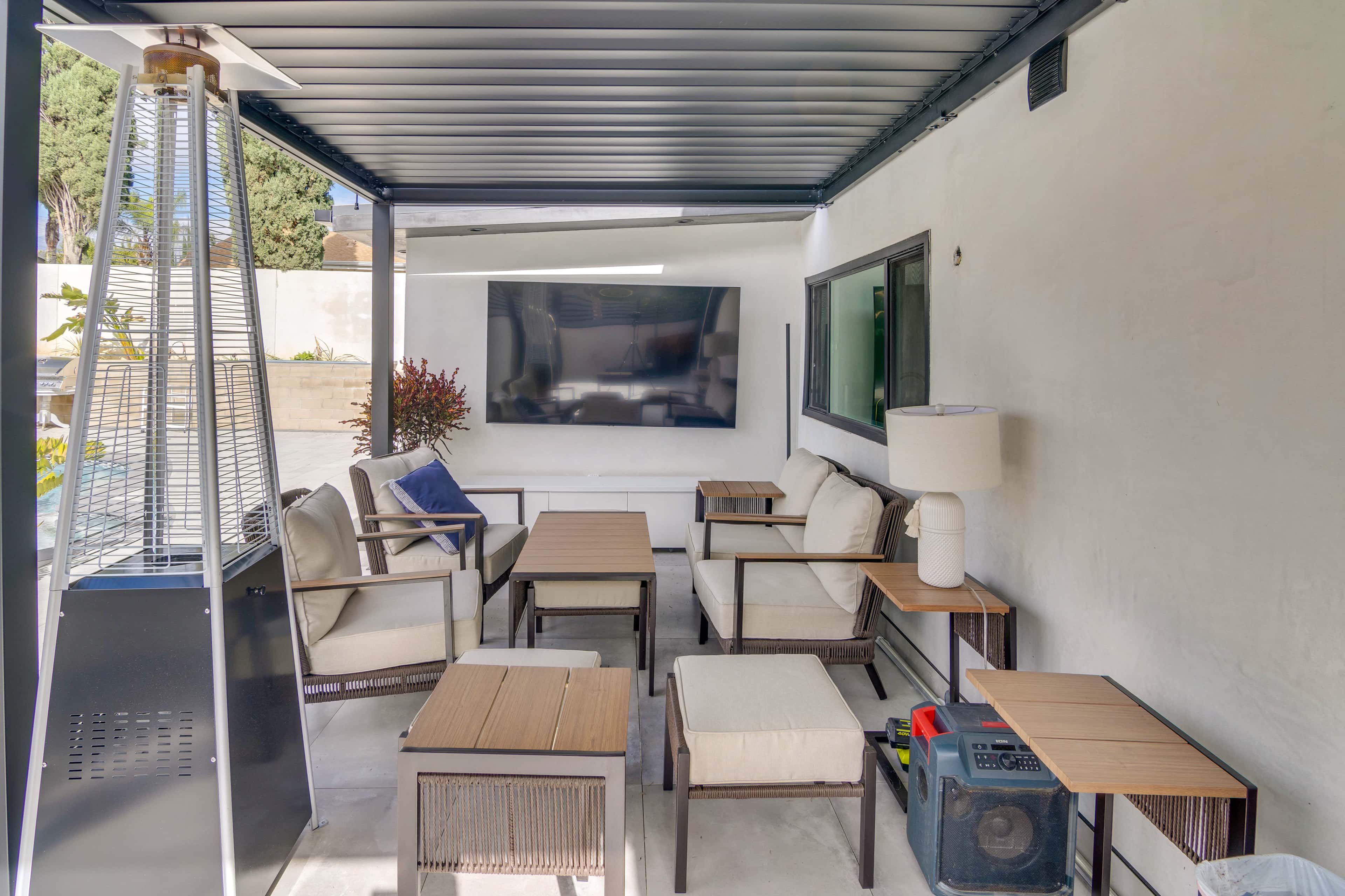 1 Mi to CSUN: Quiet Apartment w/ Pool Access
