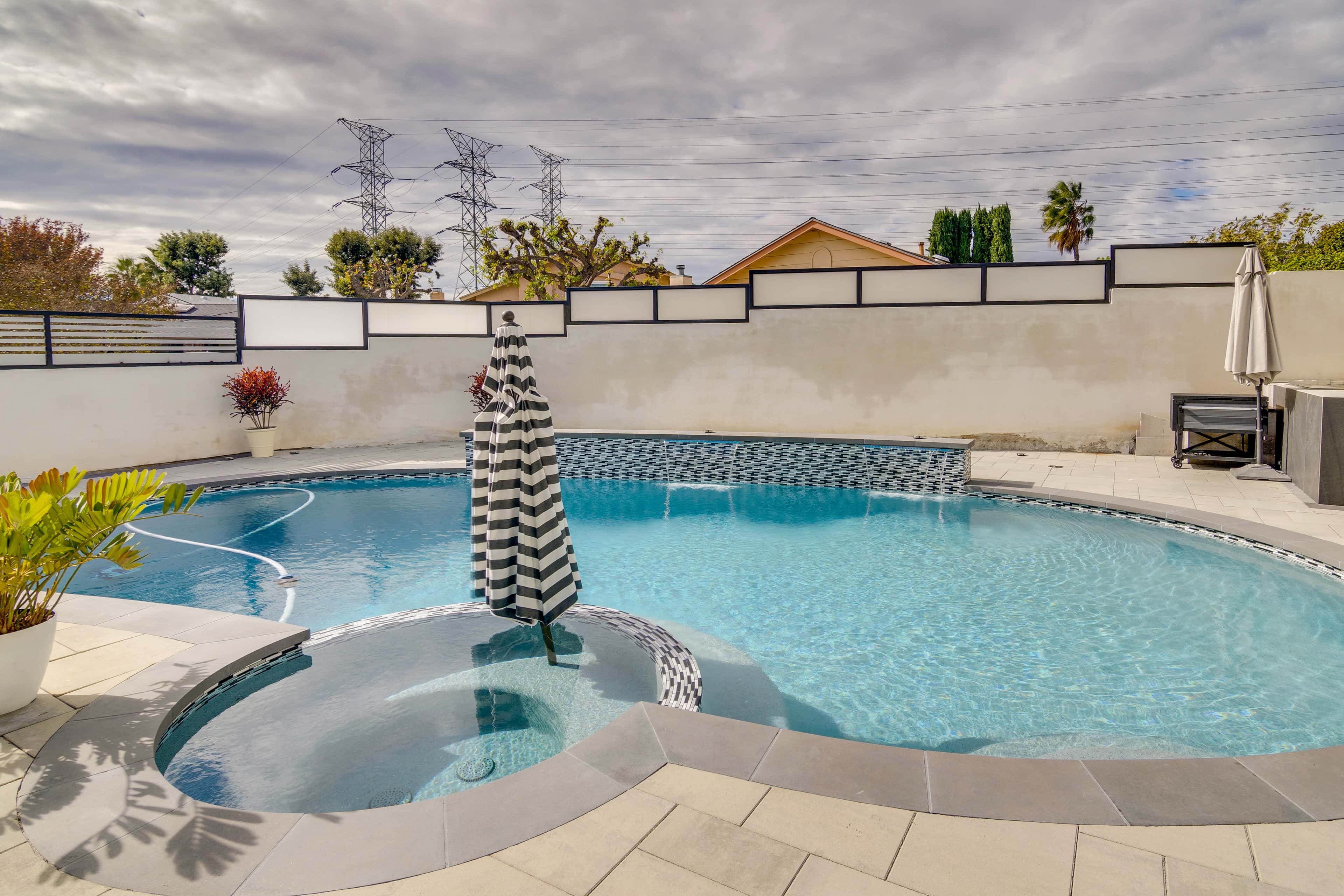 1 Mi to CSUN: Quiet Apartment w/ Pool Access
