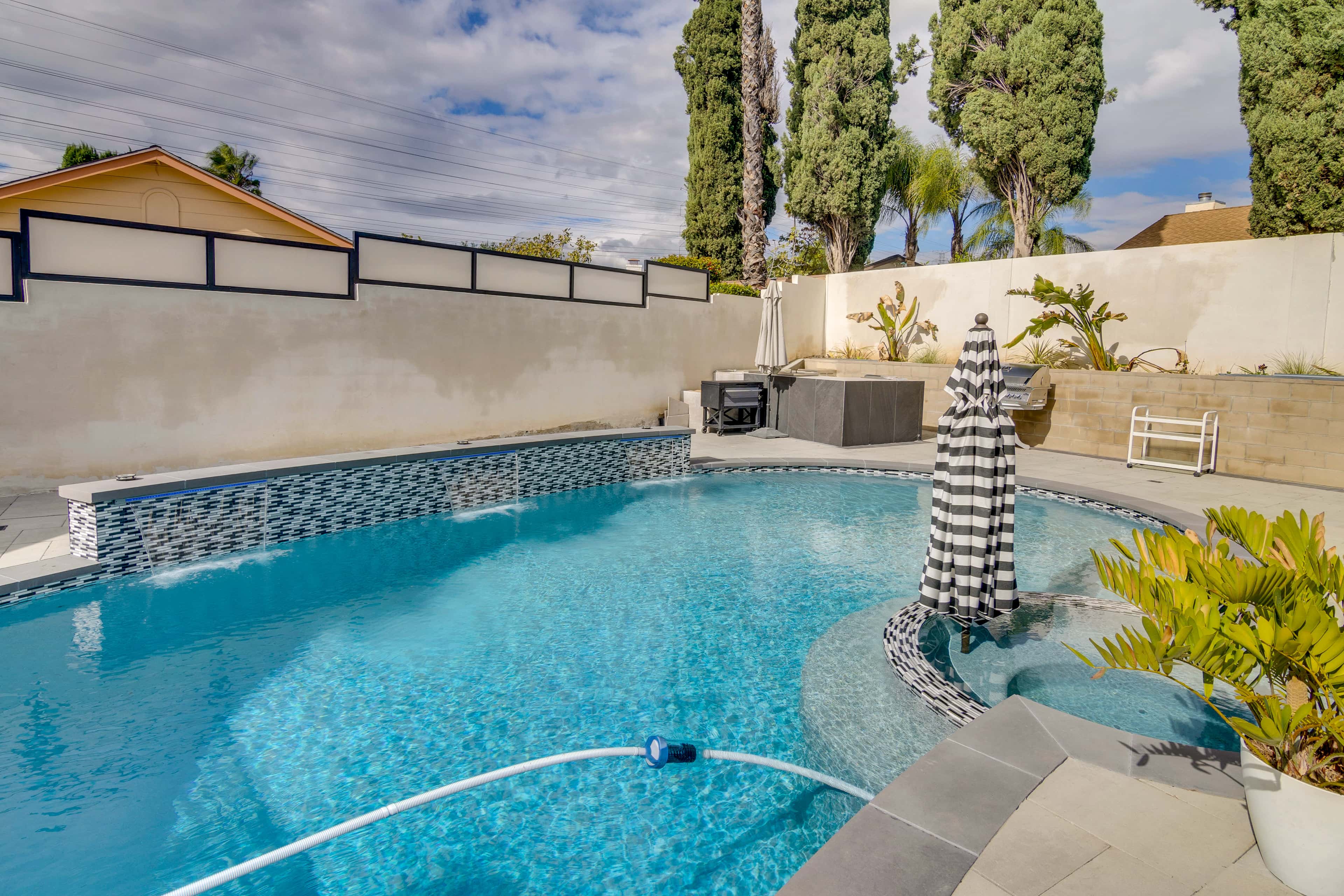 1 Mi to CSUN: Quiet Apartment w/ Pool Access