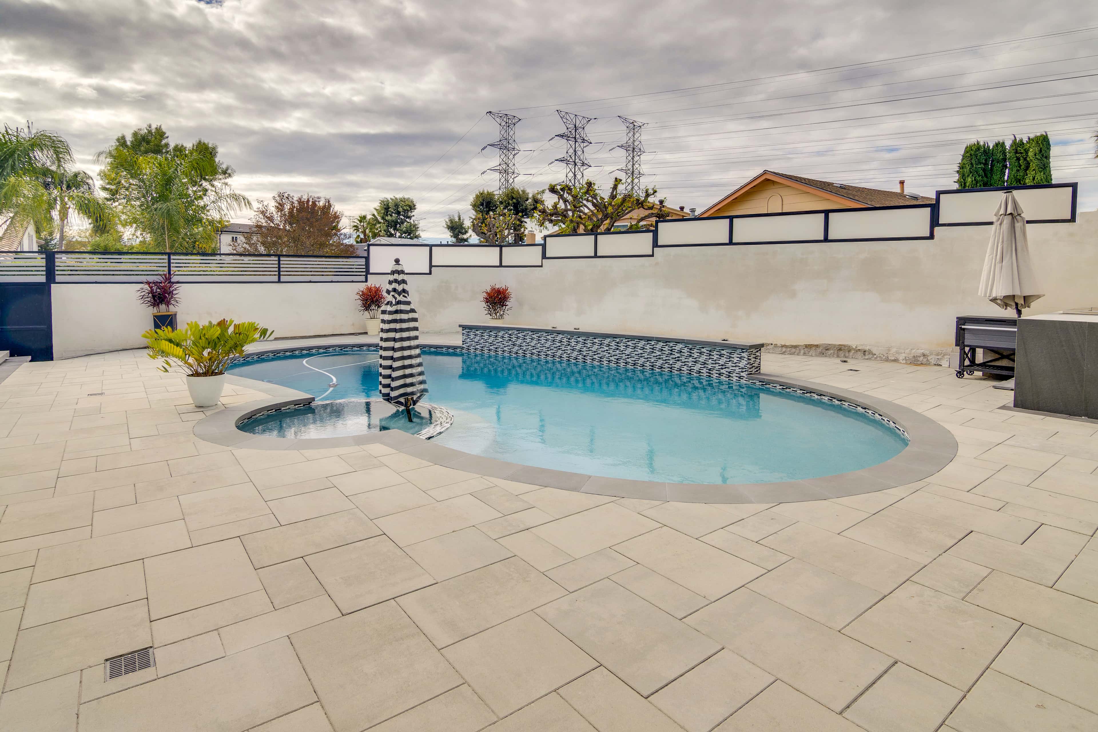 1 Mi to CSUN: Quiet Apartment w/ Pool Access