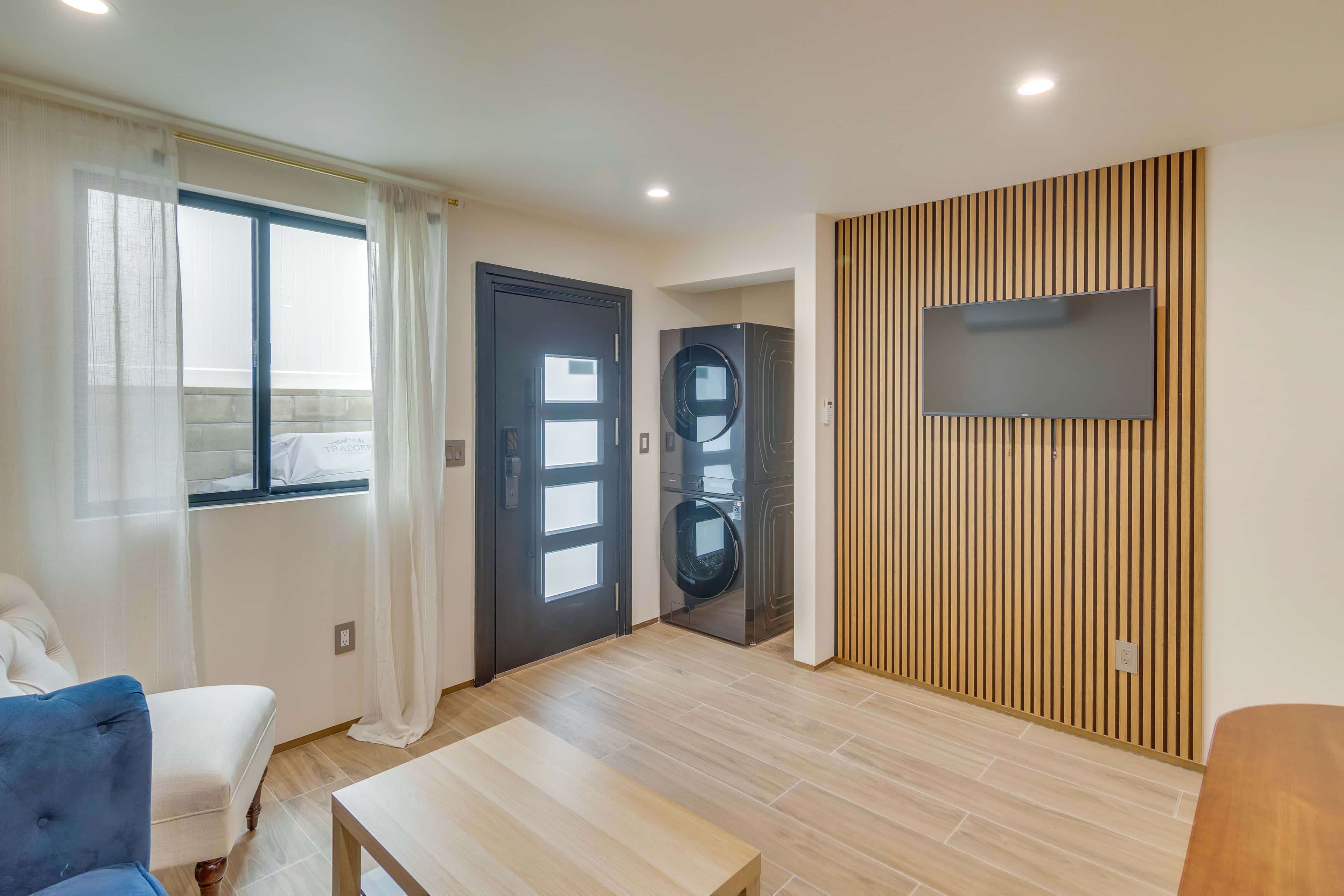 1 Mi to CSUN: Quiet Apartment w/ Pool Access