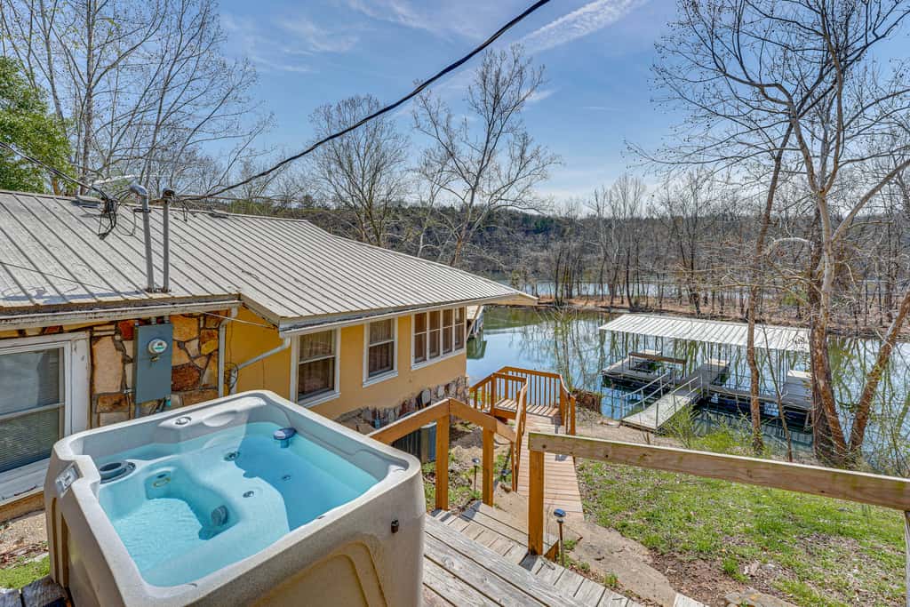 Hot Tubs, Boat Dock! 2-Unit 1950s Taneycomo Escape