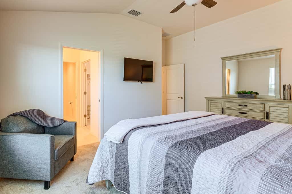 1 Mi to Eastport Square | Waters Edge Escape!
