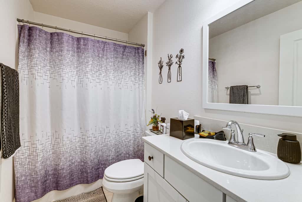 1 Mi to Eastport Square | Waters Edge Escape!