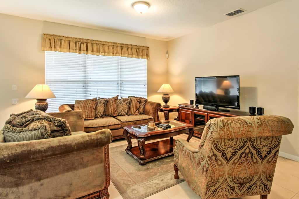 Spacious Kissimmee Villa - 3 Mi to Disney World!