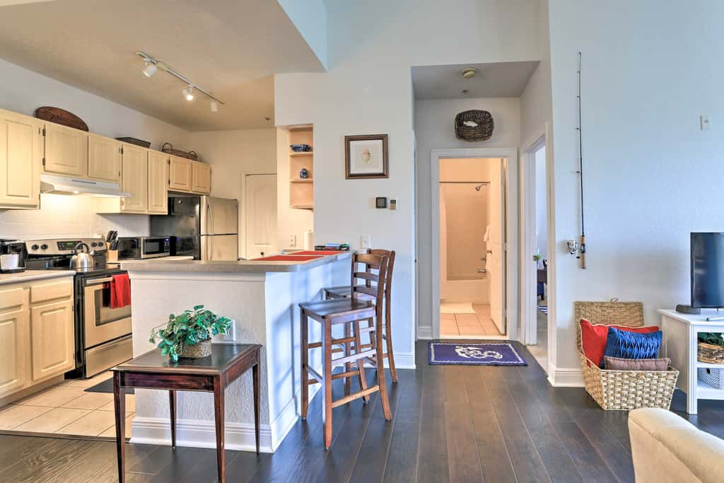 Resort-Style Condo w/ Pool: 6 Mi to Magic Kingdom