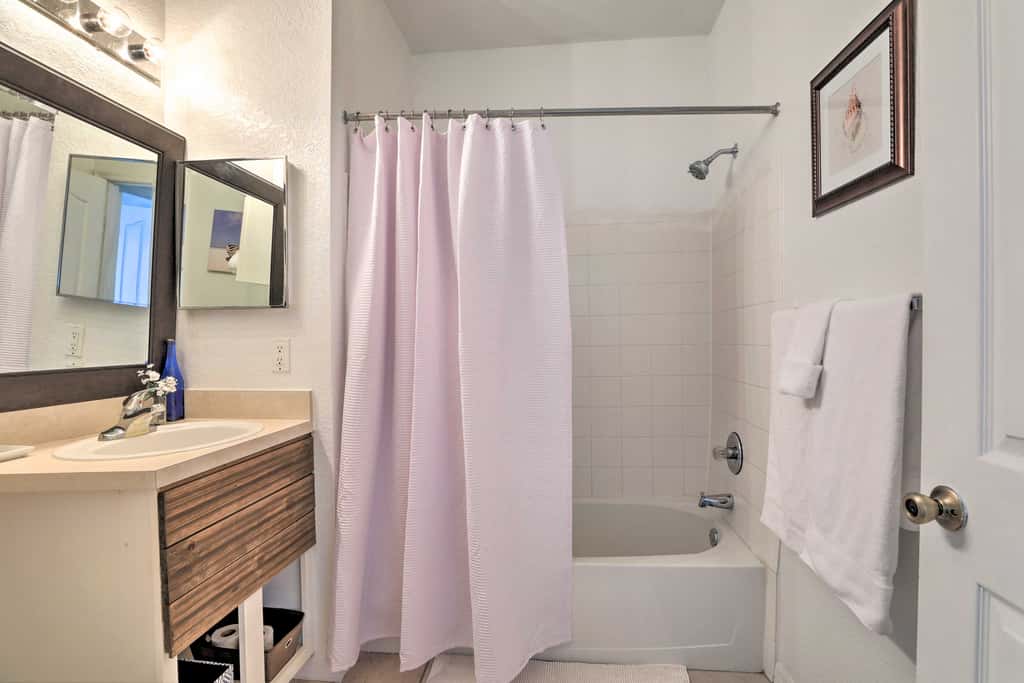Resort-Style Condo w/ Pool: 6 Mi to Magic Kingdom