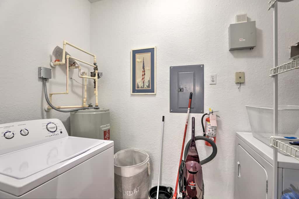 Resort-Style Condo w/ Pool: 6 Mi to Magic Kingdom