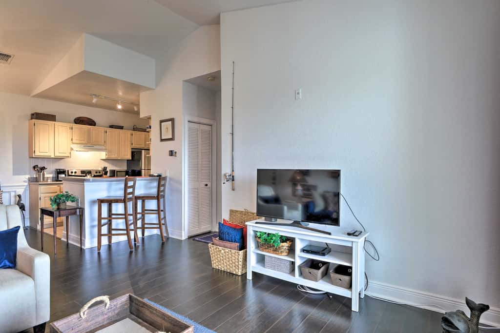 Resort-Style Condo w/ Pool: 6 Mi to Magic Kingdom