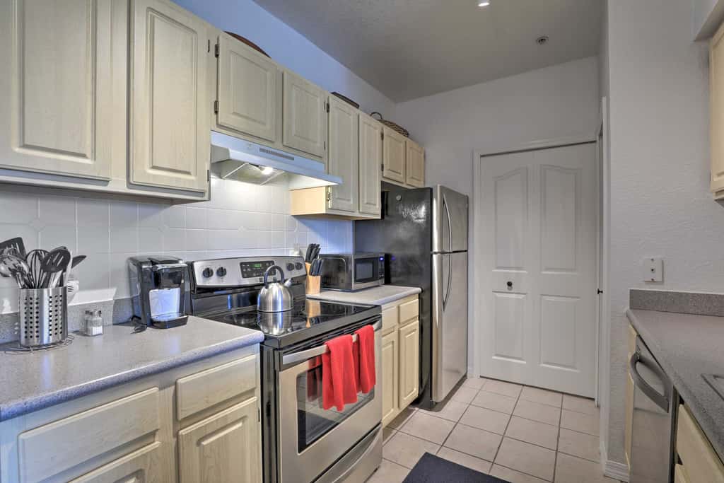 Resort-Style Condo w/ Pool: 6 Mi to Magic Kingdom