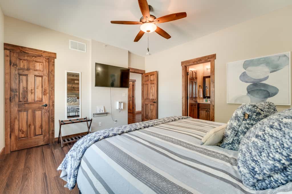 Luxe Table Rock Lake Vacation Rental with Hot Tub!