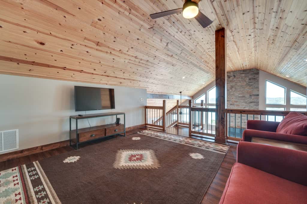 Luxe Table Rock Lake Vacation Rental with Hot Tub!