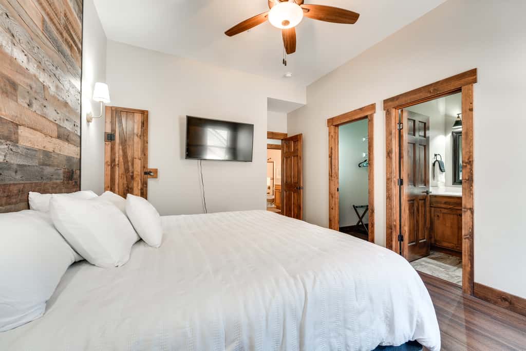 Luxe Table Rock Lake Vacation Rental with Hot Tub!