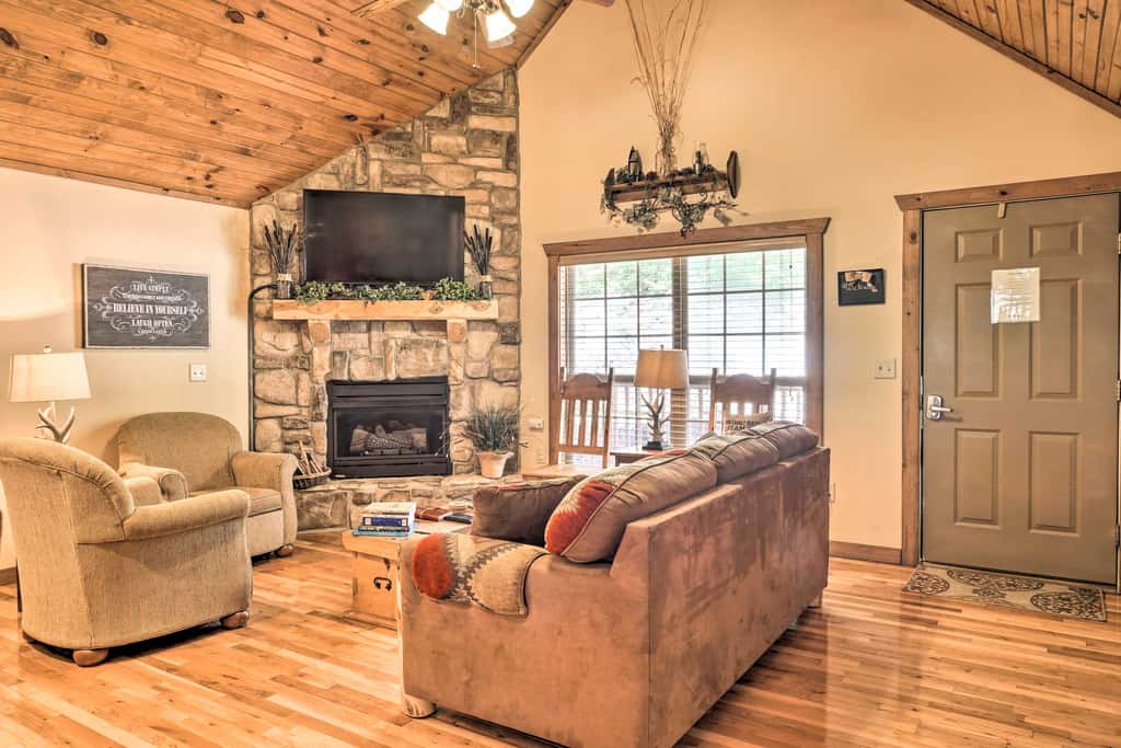 Screened Deck: Cozy Branson West Cabin!
