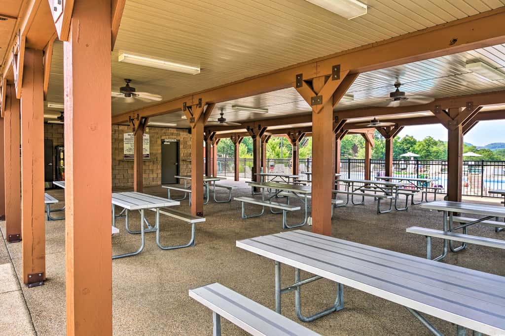 Screened Deck: Cozy Branson West Cabin!