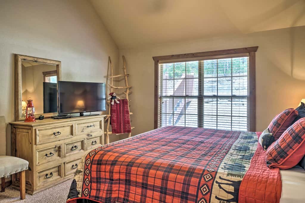 Screened Deck: Cozy Branson West Cabin!