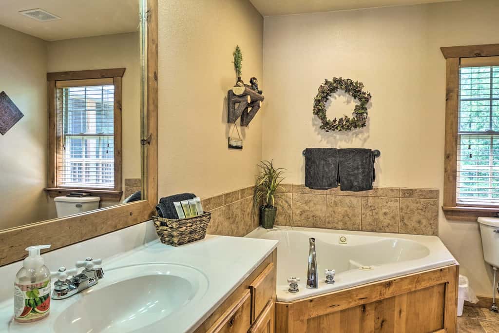 Screened Deck: Cozy Branson West Cabin!