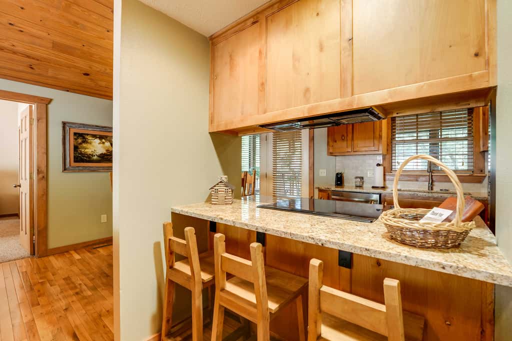 Screened Deck: Cozy Branson West Cabin!
