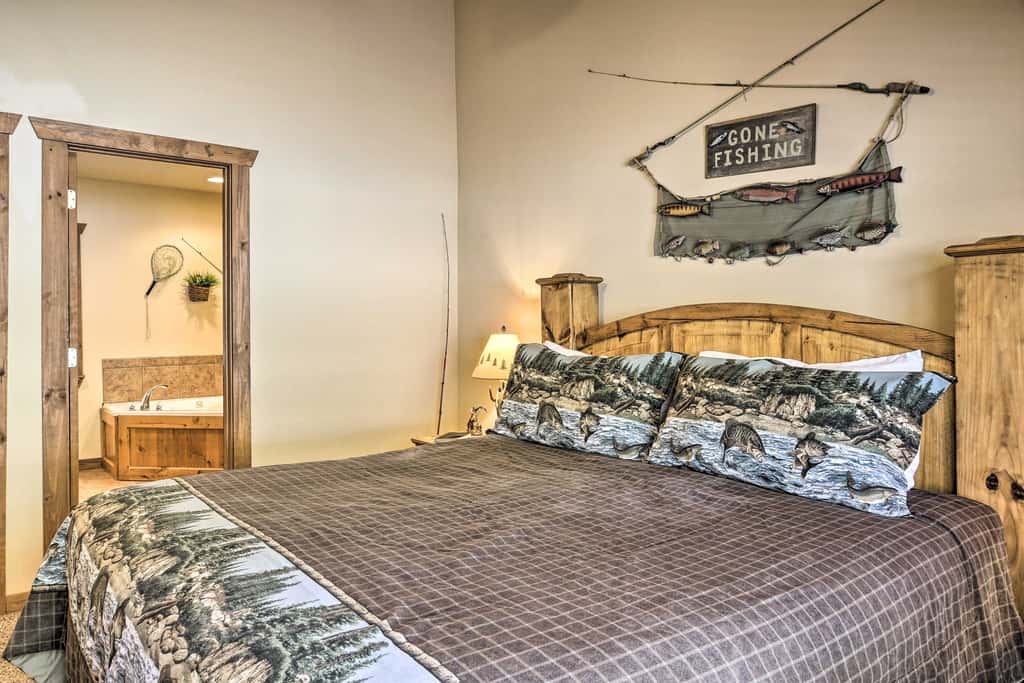 Screened Deck: Cozy Branson West Cabin!