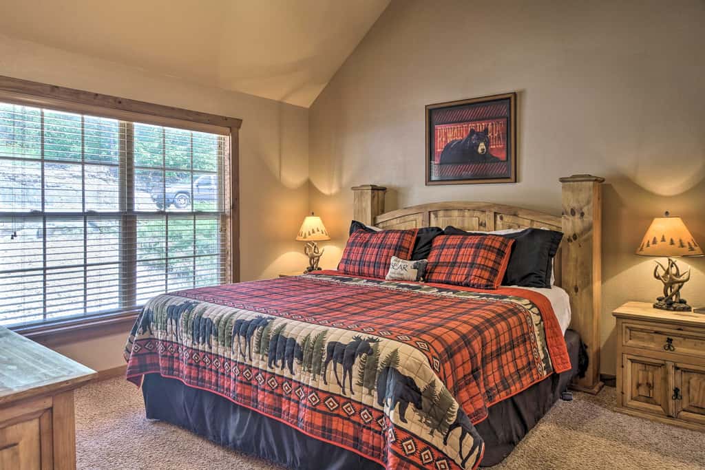 Screened Deck: Cozy Branson West Cabin!