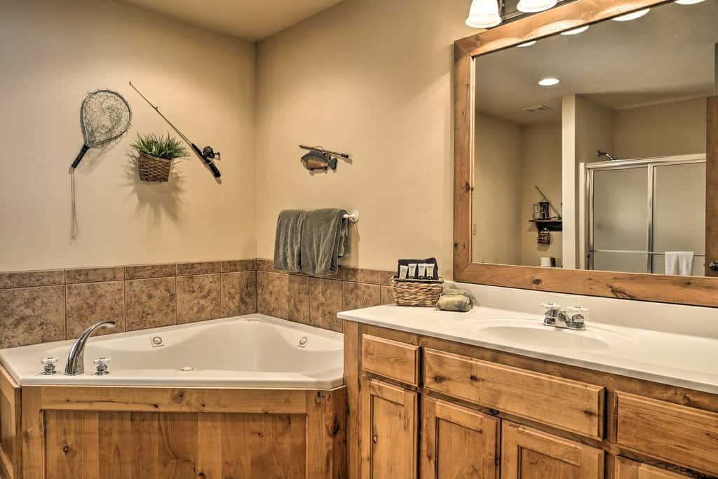 Screened Deck: Cozy Branson West Cabin!