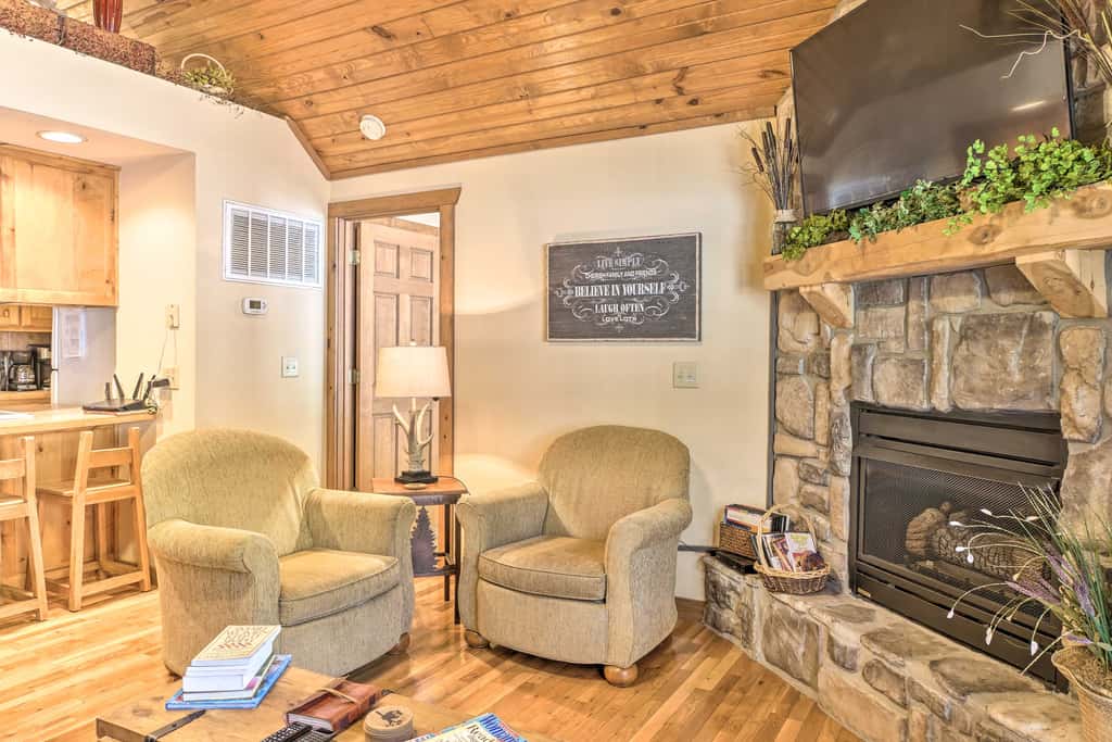 Screened Deck: Cozy Branson West Cabin!