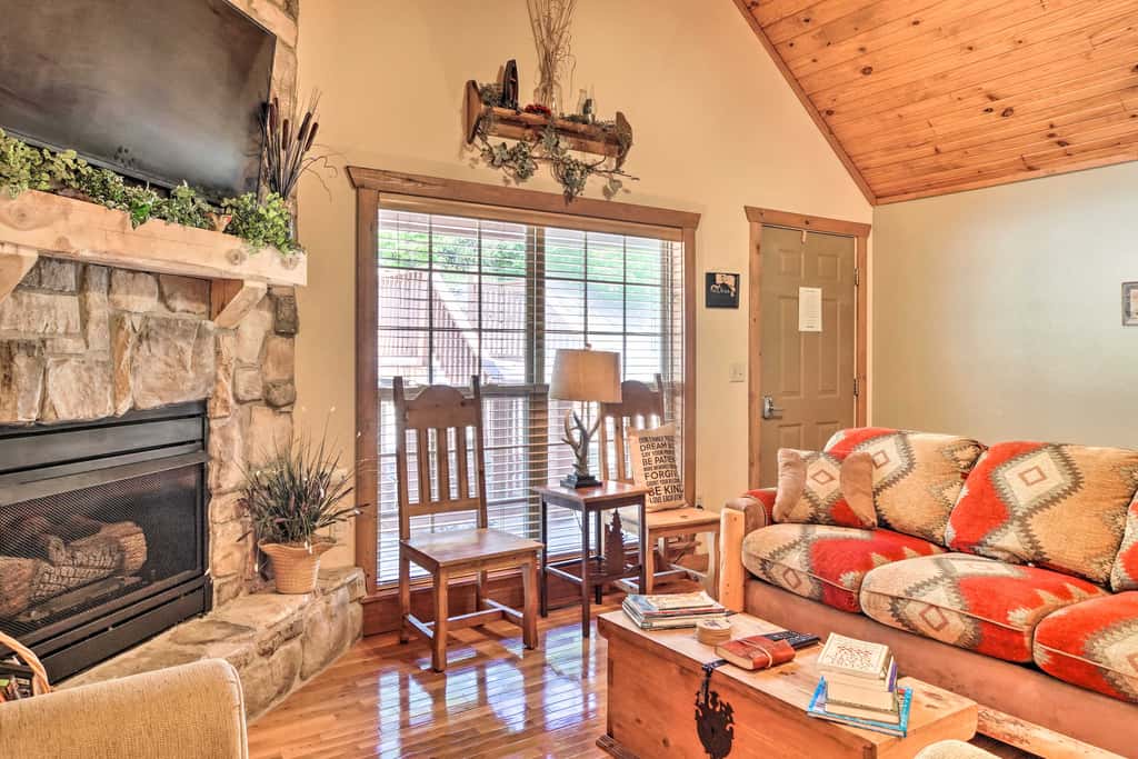 Screened Deck: Cozy Branson West Cabin!