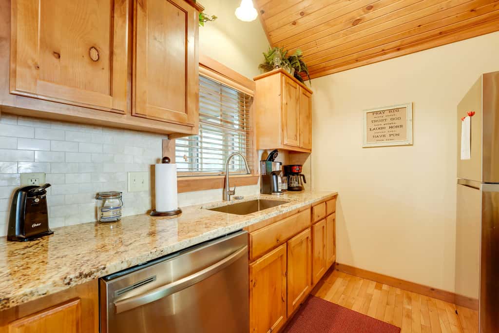 Screened Deck: Cozy Branson West Cabin!