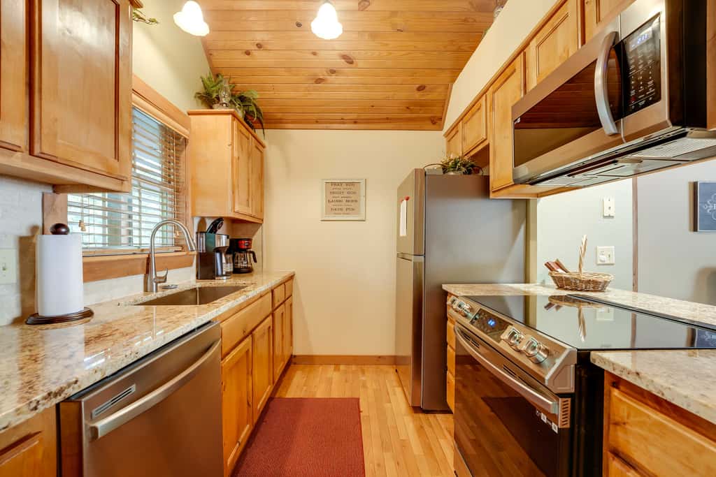 Screened Deck: Cozy Branson West Cabin!