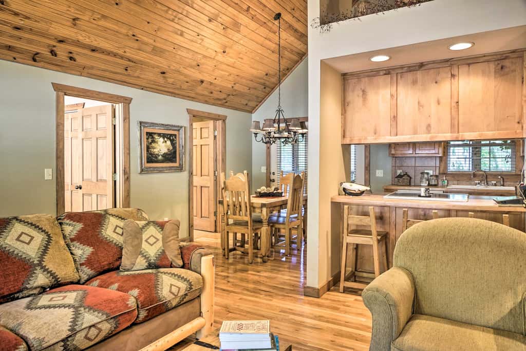 Screened Deck: Cozy Branson West Cabin!