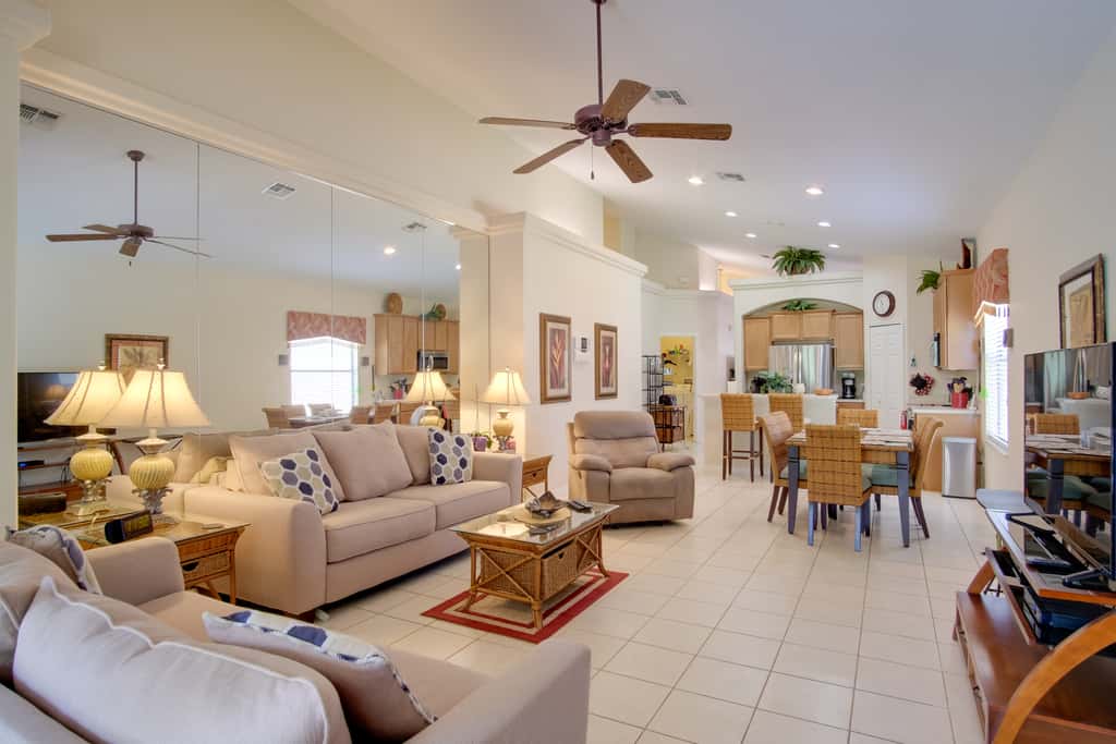 Sunny Villa w/ Lanai: 17 Mi to Disney!